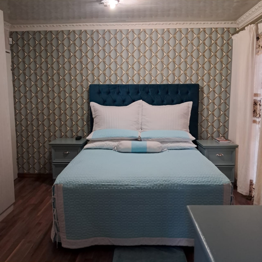 5 Bedroom Property for Sale in Ilitha Park Western Cape